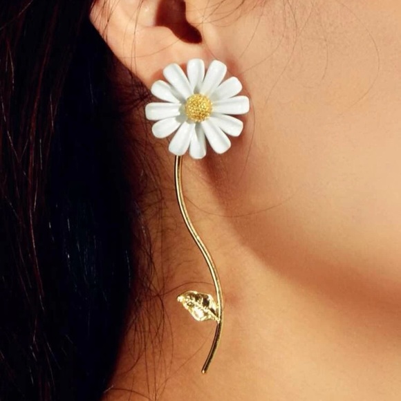 Daisy Bloom Mismatched Drop Stud Earrings - Picture 5 of 16